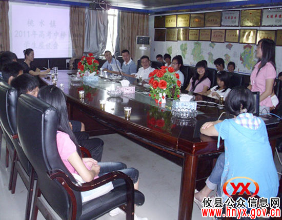 攸县桃水镇举行高考优秀学生祝捷座谈会