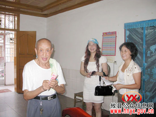 攸县城关镇雪花社区派干部走访慰问退伍军人
