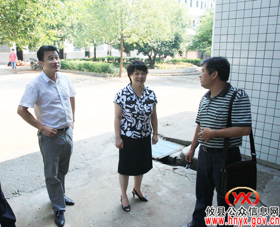 谈湘旭一行到部分乡镇督查学校工程建设情况