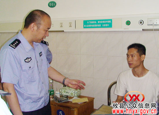 攸县公安局政委何忠明看望慰问受伤民警刘旭