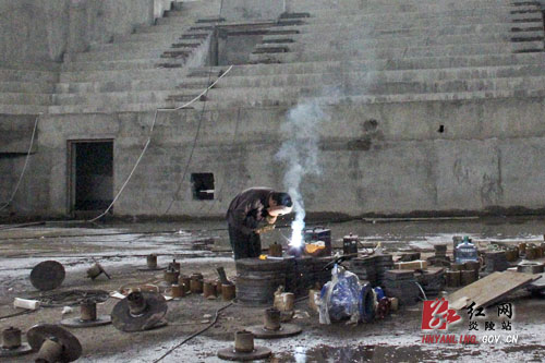 图片新闻：建设中的县文体中心