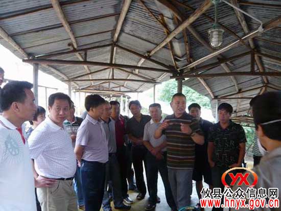 陈运发一行到浏阳考察烟花爆竹烟火药自动混合机械化工作