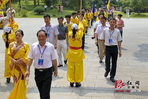 湘港两地大学师生来炎帝陵祭祖