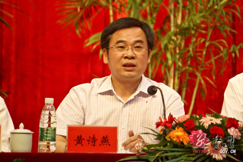 黄诗燕：全县动员 全民动手 迅速掀起＂美丽炎陵 清洁家园＂大行动的新高潮