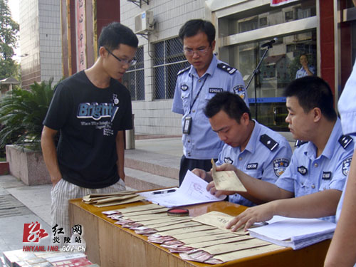 公开退赃 彰显警威