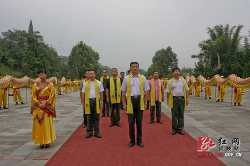 广州军区党委常委、装备部部长阎力平一行来炎祭祀始祖炎帝