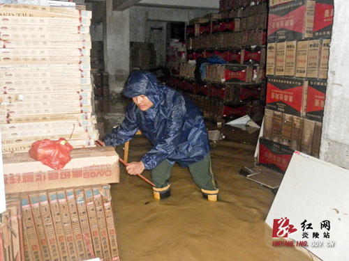 暴雨淹进居民仓库 炎陵消防帮忙排涝