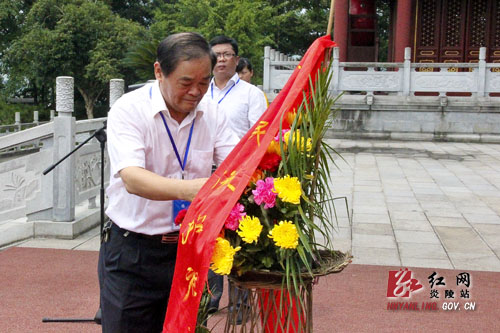 湘港两地大学师生来炎帝陵祭祖