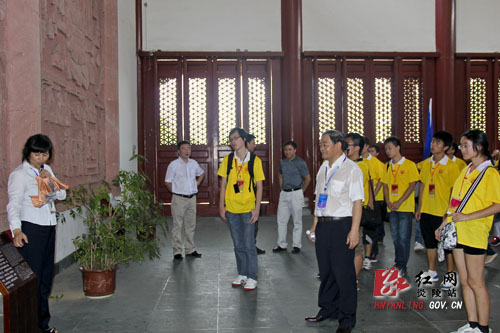 湘港两地大学师生来炎帝陵祭祖