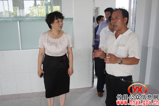 谈湘旭到湖南坳乡督查部分学校工程建设情况