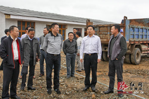 黄诗燕、龙志华督查"神农福地"工程建设