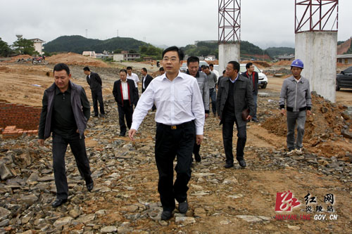 黄诗燕、龙志华督查"神农福地"工程建设