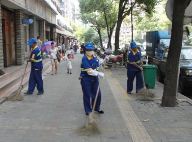 芦淞环卫加强清扫保洁迎“省检”