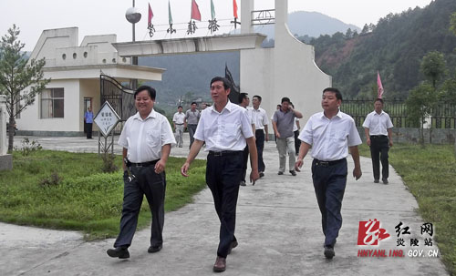 古友发率支教单位到十都镇开展教师节慰问活动