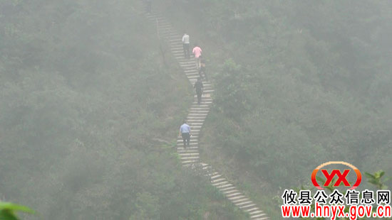 攸县司法局举行“强身健体迎国庆”登山活动