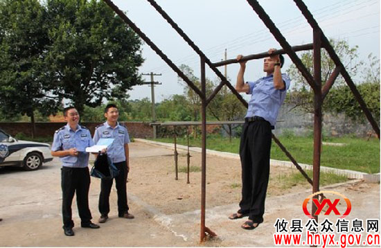 攸县公安局开展“三送两考一访”服务下乡活动