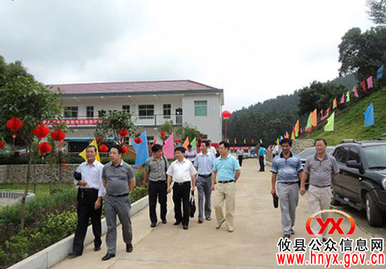 李子善参加鸾山镇漕泊学校“省合格学校”挂牌仪式
