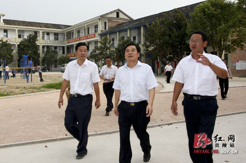 黄诗燕勉励教师做好＂四种表率＂