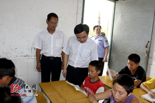 黄诗燕勉励教师做好＂四种表率＂