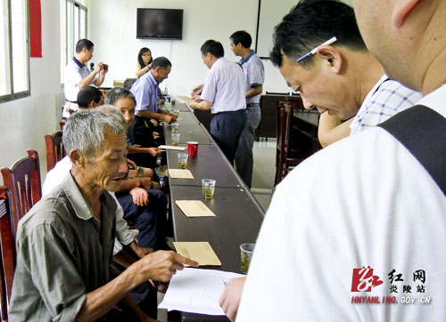 市环保局情系炎陵老区人民