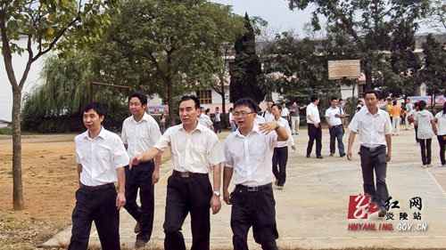 李秋明率队到沔渡学校慰问教师