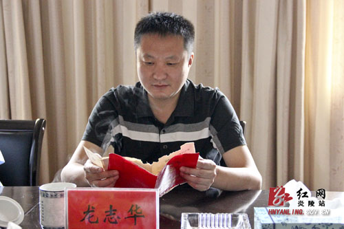 龙志华坐镇信访局接访 诚心诚意解民忧