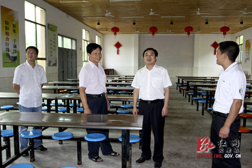 黄诗燕：大力发展特色产业 强力推进山地经济