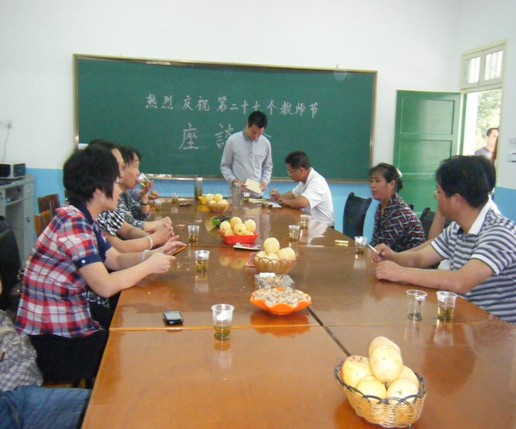 区财政局副局长余金莲等领导赴旭日小学开展慰问