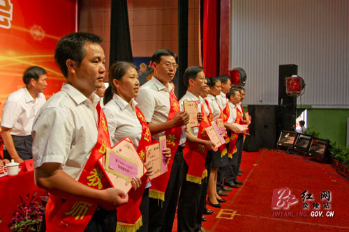 我县隆重召开庆祝2011年教师节暨表彰大会