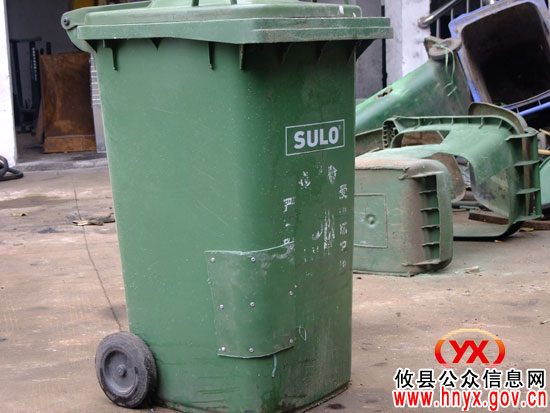 攸县环卫处进行垃圾桶修补并呼吁市民爱护环卫设施