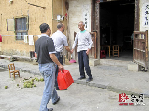 水口镇学校开展九九重阳节慰问老教师活动