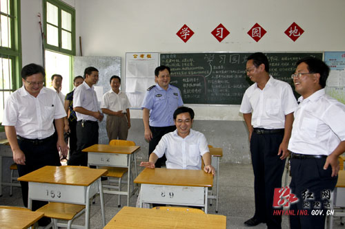 黄诗燕勉励教师做好＂四种表率＂