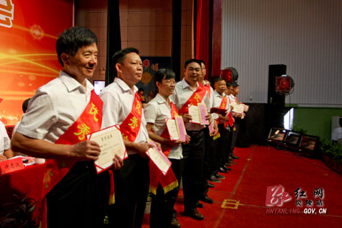 我县隆重召开庆祝2011年教师节暨表彰大会