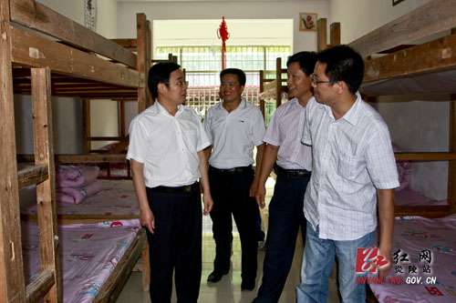 黄诗燕：大力发展特色产业 强力推进山地经济