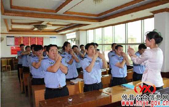 攸县公安局开展“三送两考一访”服务下乡活动