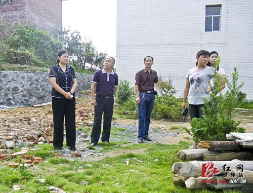 县＂美丽炎陵•清洁家园＂督查组来垄溪乡督查指导工作