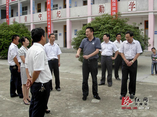 龙志华率队走访慰问霞阳镇教师