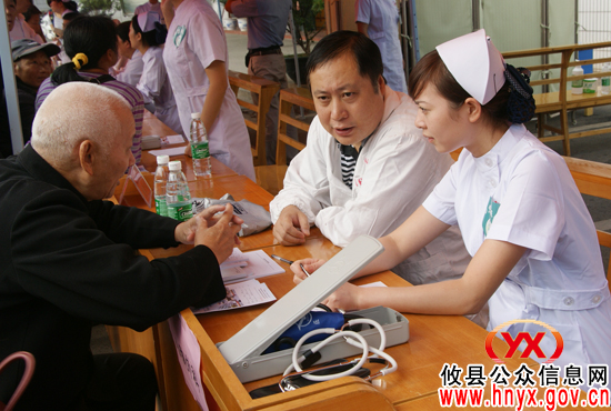 省外侨办“侨爱工程——送温暖医疗队”来攸县义诊