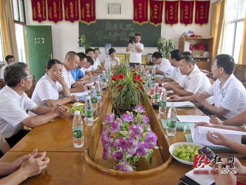 刘会才率队到垄溪乡学校走访慰问基层一线教师