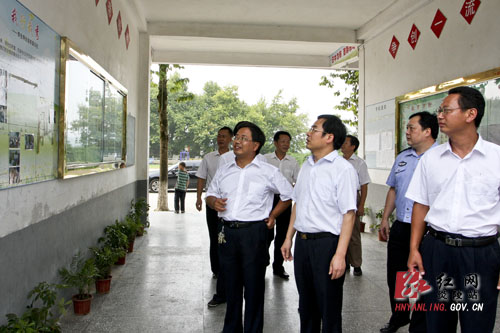 黄诗燕勉励教师做好＂四种表率＂