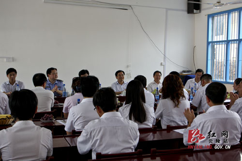 黄诗燕勉励教师做好＂四种表率＂
