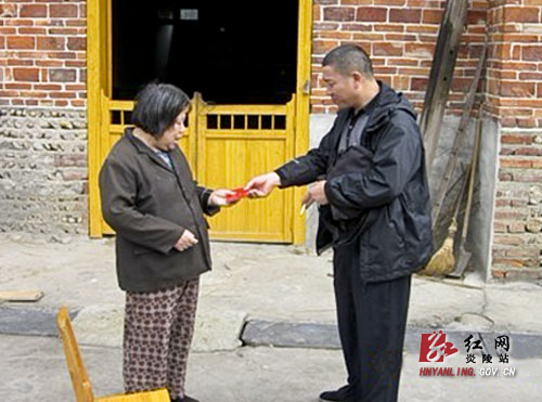十都镇：司法干警走基层 讲法扶贫解民忧