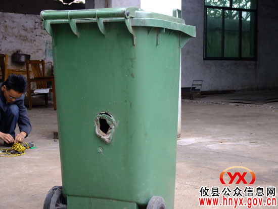 攸县环卫处进行垃圾桶修补并呼吁市民爱护环卫设施