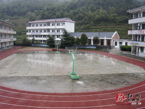 石洲乡建成炎陵首条乡镇学校塑胶跑道