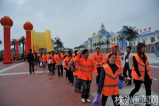 书记市长惦记:请市环卫工人游方特！