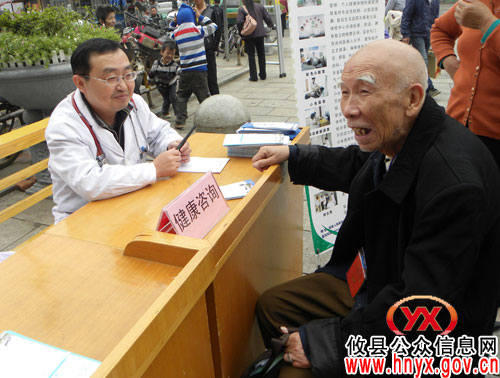 攸县人民医院医护人员在“全国高血压日”上街开展相关活动