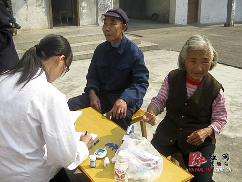 慈善促和谐 真情送健康