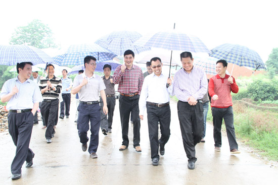 李异建副市长冒雨到茶陵县虎踞镇银湖村指导党建帮扶工作