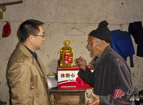 湖南汉硕管理学院到垄溪乡慰问烈士遗属