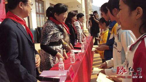 中南大学商学院MBA2011春季班捐资助学仪式在沔渡镇中学举行